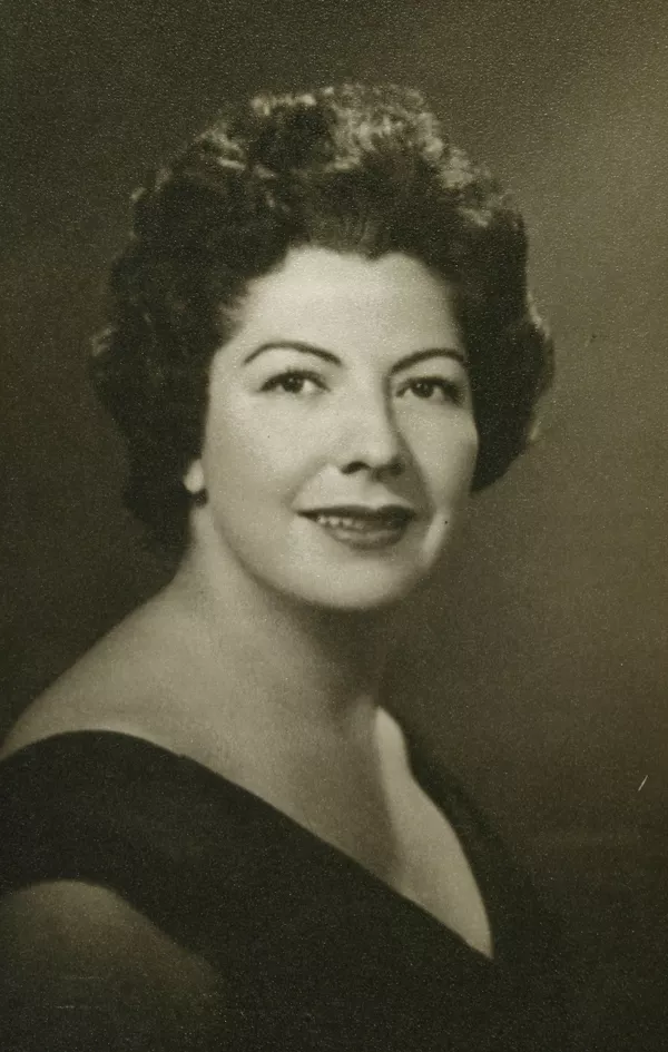 [Mujer de vestido escotado negro]  [fotografía] Kyutaro Tunekawa.