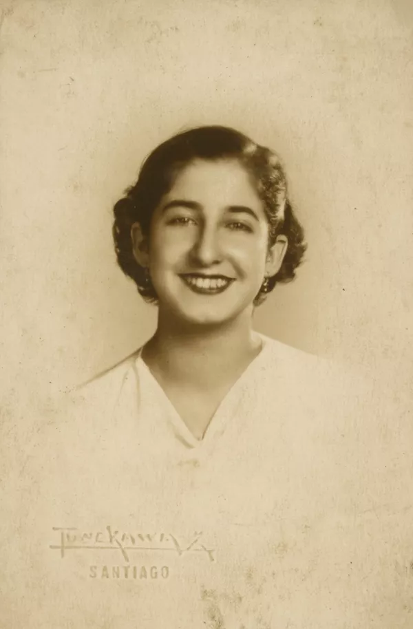 [Mujer joven y risueña]  [fotografía] Kyutaro Tunekawa.