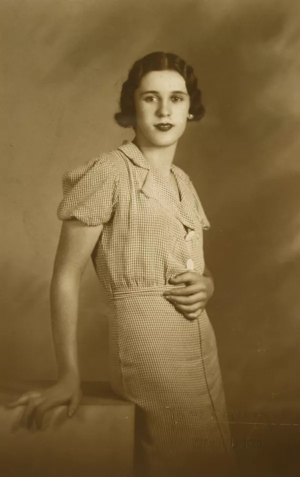 [Mujer joven vestida con una solera a cuadros, entallada, con un cinturón de la misma tela]  [fotografía] Kyutaro Tunekawa.