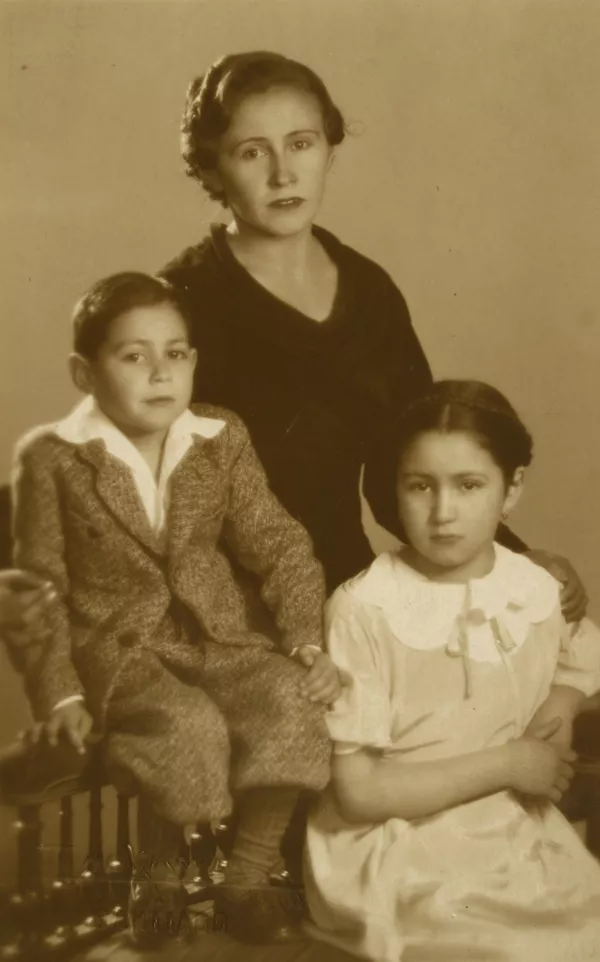 [Mujer con dos hijos pequeños]  [fotografía] Kyutaro Tunekawa.
