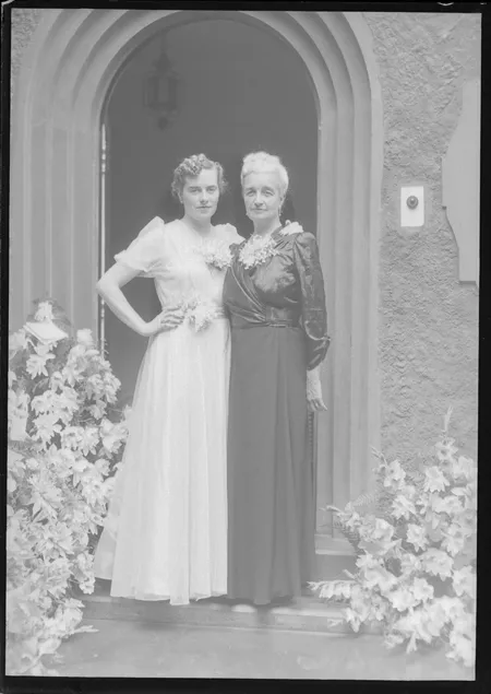 [Mujer vestida de novia con [su madre]  [fotografía]Kyutaro Tuekawa.