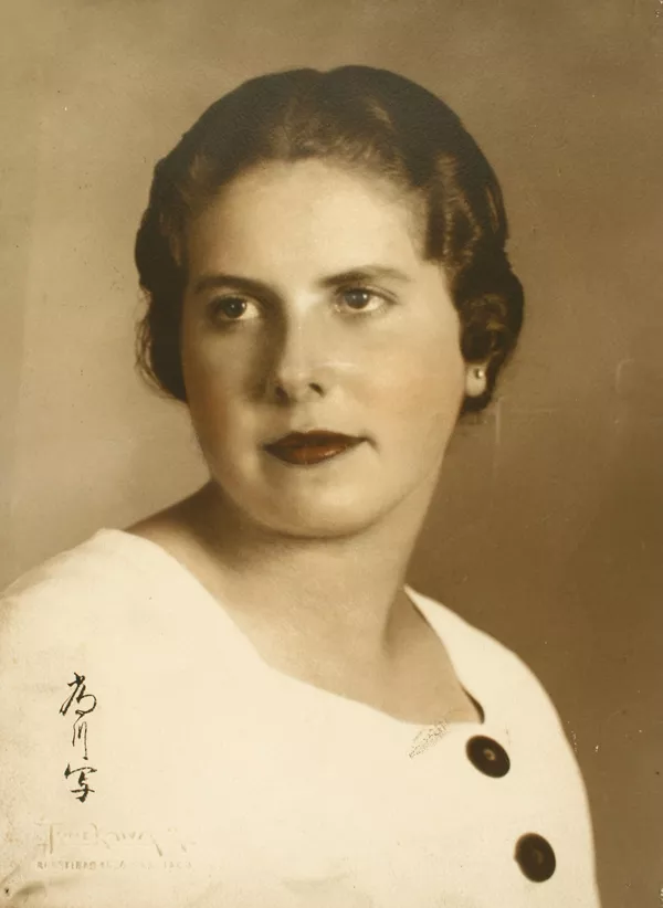 [Retrato de una mujer joven]  [fotografía] Kyutaro Tunekawa.
