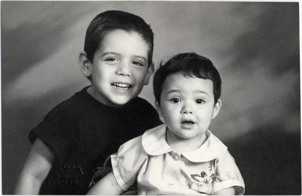 [Dos niños [hermanos] posando alegres y sonrientes]  [fotografía] Kyutaro Tunekawa.
