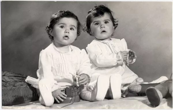 [Dos niñitas [hermanas], vestidas de blanco]  [fotografía]Kyutaro tunekawa.