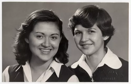 [Dos jovencitas [hermanas] posando con uniforme de colegio]  [fotografía]Kyutaro Tunekawa.