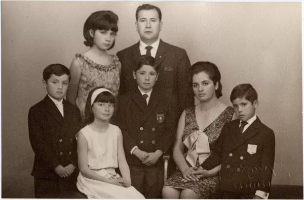 [Familia compuesta por padre, madre y cinco hijos]  [fotografía]Kyutaro Tunekawa.