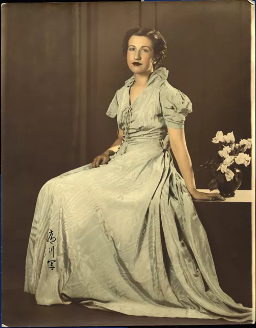 [Mujer joven de pelo corto ondulado con un vestido largo de color verde]  [fotografía]Kyutaro Tunekawa.