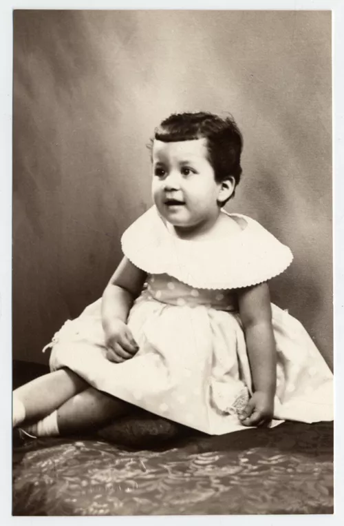 [Niñita de unos dos años, con vestido blanco y pechera]  [fotografía]Kyutaro Tunekawa.-