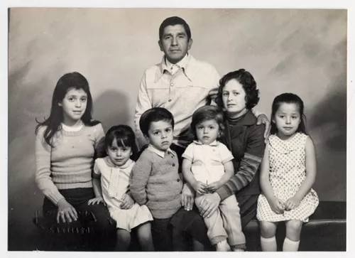 [Familia integrada por los padres y cinco hijos pequeños]  [fotografía]Kyutaro Tunekawa.