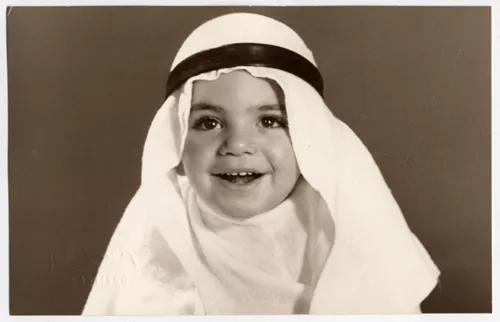 [Niño vestido de árabe]  [fotografía]