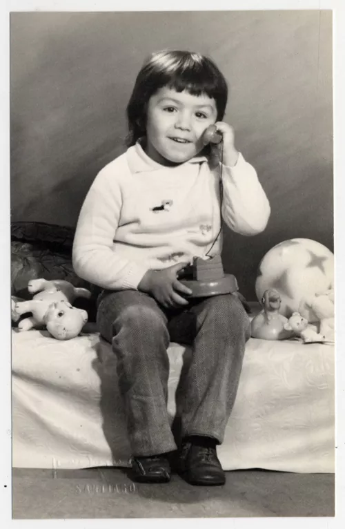 [Niñito hablando por teléfono]  [fotografía]Kyutaro Tunekawa.