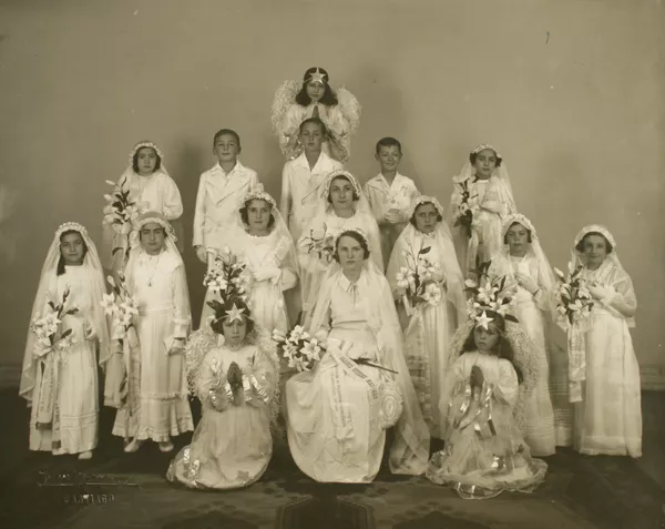 [Primera Comunión en grupo]  [fotografía] Kyutaro Tunekawa.