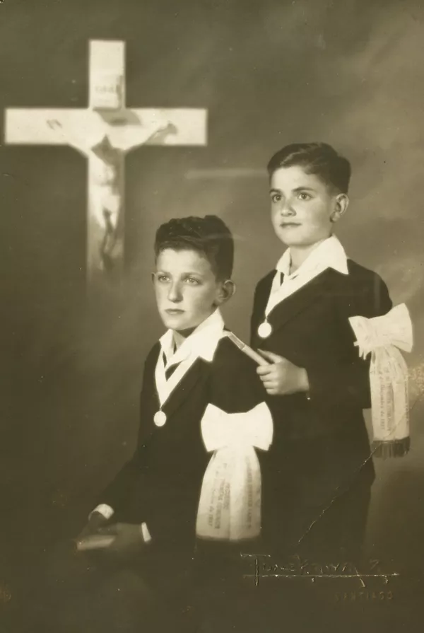 Primera Comunión de los hermanos Víctor y Norberto Fazio R.  [fotografía] Kyutaro Tunekawa.
