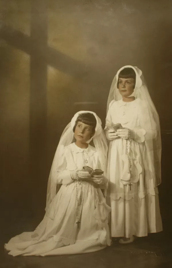 [Dos [hermanas] de primera comunión]  [fotografía] Kyutaro Tunekawa.
