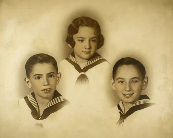 [Collage de tres [hermanos] con traje marinero]  [fotografía] Kyutaro Tunekawa.