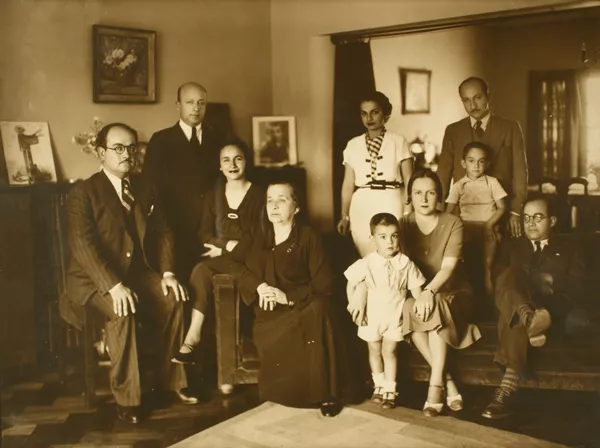 [Grupo familiar integrado por abuelos, padres, hijos y nietos]  [fotografía] Kyutaro Tunekawa.