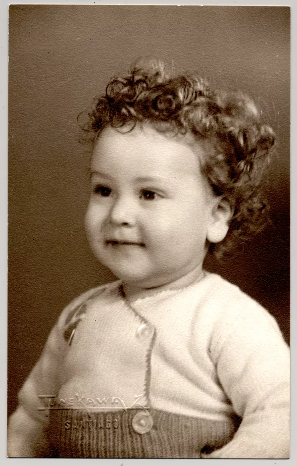 [Niñito de pelo rizado, con traje de lana abotonado]  [fotografía] Kyutaro Tunekawa.