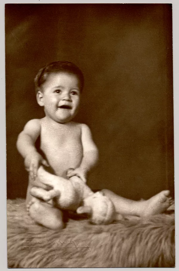 [Bebé sentado sobre un felpudo, con un juguete]  [fotografía] Kyutaro Tunekawa.