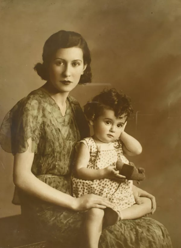 [Mujer con su hija en brazos]  [fotografía] Kyutaro Tunekawa.