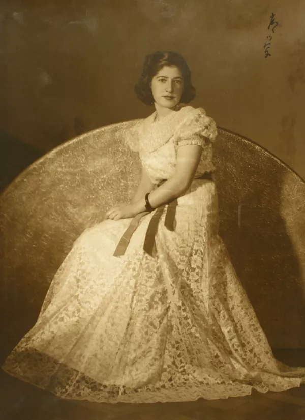 [Mujer joven de vestido de broderí color blanco largo con una cinta roja en la cintura]  [fotografía] Kyutaro Tunekawa.