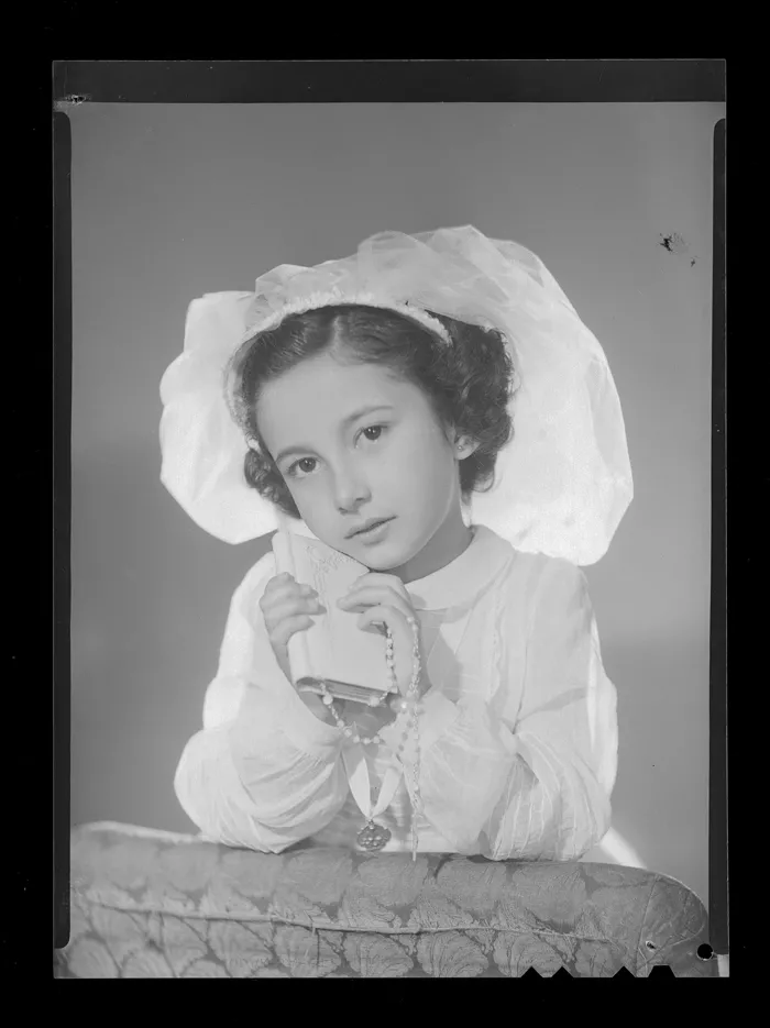 [Niña, día de su Primera Comunión]  [fotografía] Alfredo Molina Lahitte.