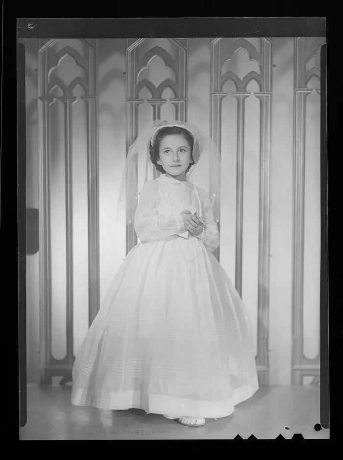 [Retrato de una niña, día de su Primera Comunión]  [fotografía] Alfredo Molina Lahitte.