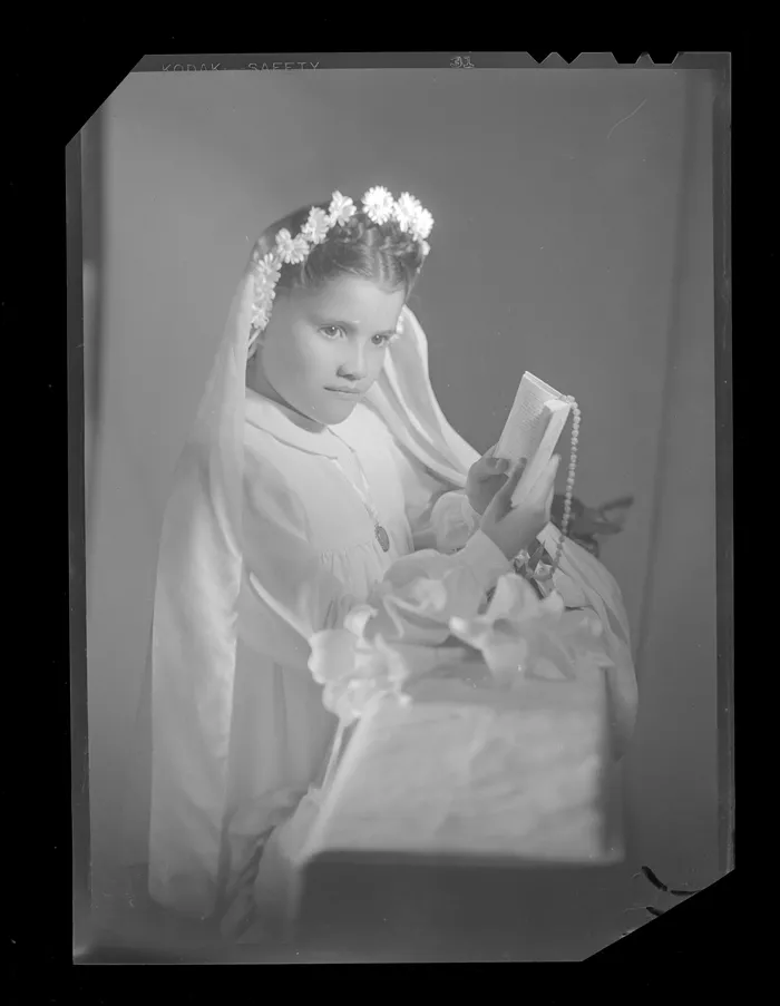 [Retrato de una niña, día de su Primera Comunión]  [fotografía] Alfredo Molina Lahitte.