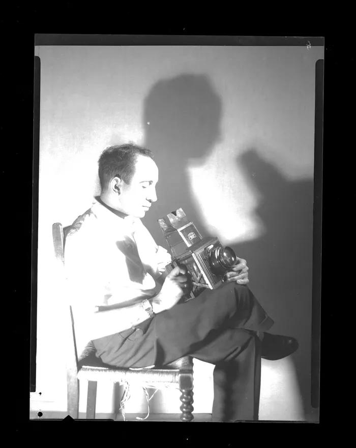 [Walmans con su cámara fotográfica]  [fotografía] Alfredo Molina Lahitte.