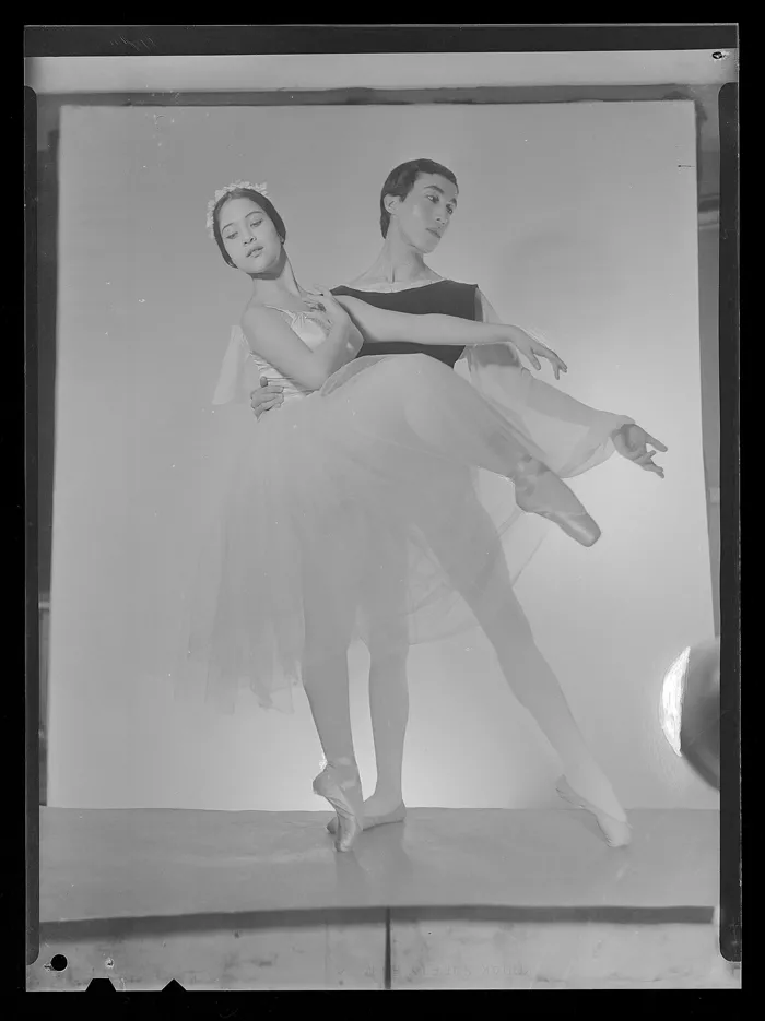 [Pareja de bailarines de ballet]  [fotografía] Alfredo Molina Lahitte.