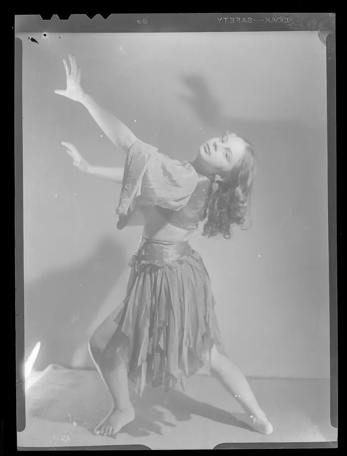 [Bailarina]  [fotografía] Alfredo Molina Lahitte.