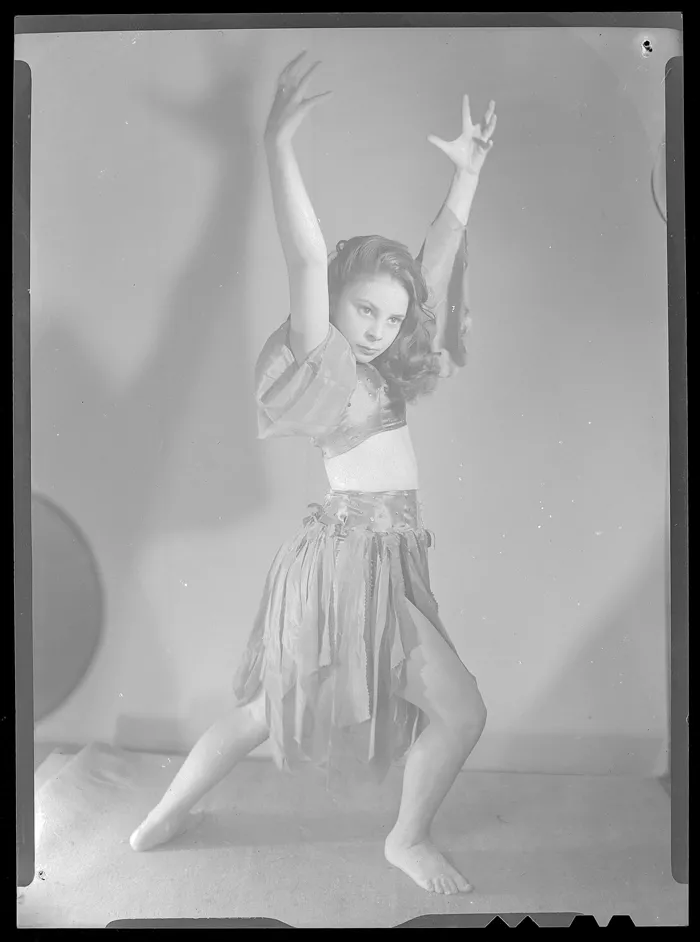 [Bailarina de danza española]  [fotografía] Alfredo Molina Lahitte.