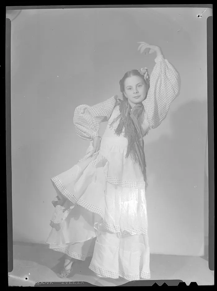 [Bailarina de danza española]  [fotografía] Alfredo Molina Lahitte.