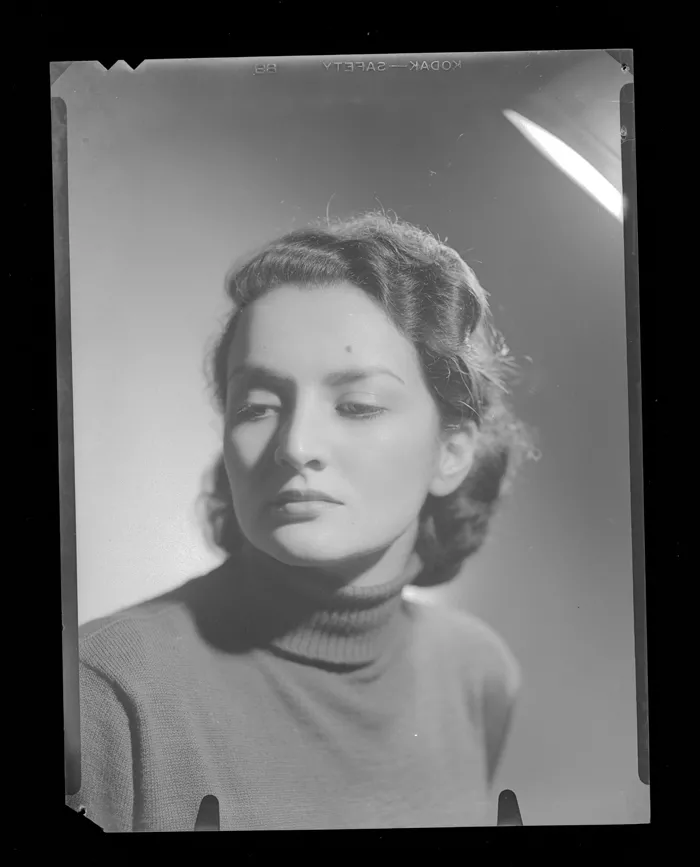 [Rostro de mujer]  [fotografía] Alfredo Molina Lahitte.