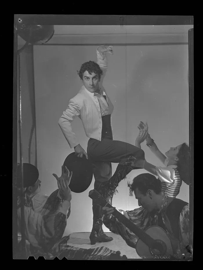 [Paco Mairena, junto a bailarines y músico]  [fotografía] Alfredo Molina Lahitte.