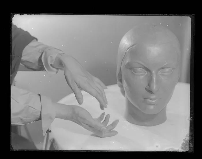 [Laura Rodig: Escultura chilena; cabeza de mujer]  [fotografía] Alfredo Molina Lahitte.
