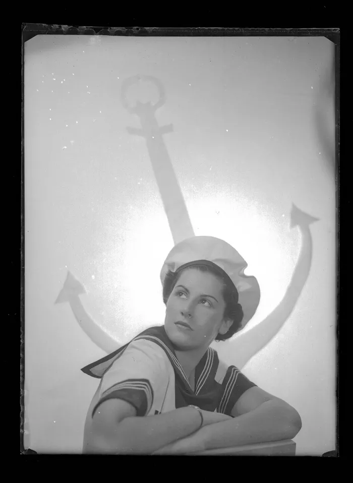 [Joven mujer vestida de marinero]  [fotografía] Alfredo Molina Lahitte.