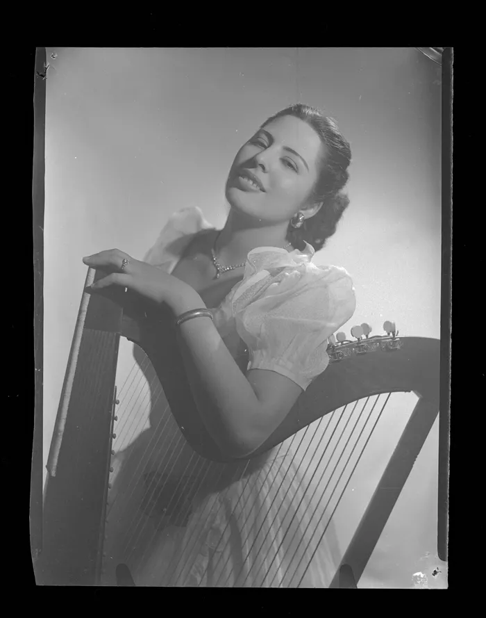 [Margarita Alarcón y su arpa]  [fotografía] Alfredo Molina Lahitte.