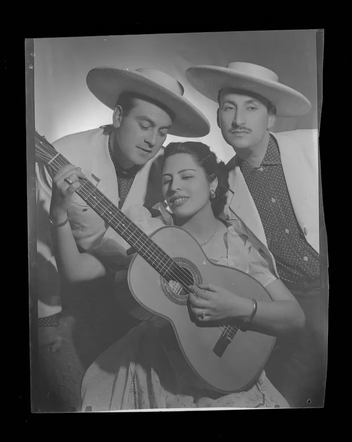[Margarita Alarcón y el Dúo Rey Silva]  [fotografía] Alfredo Molina Lahitte.