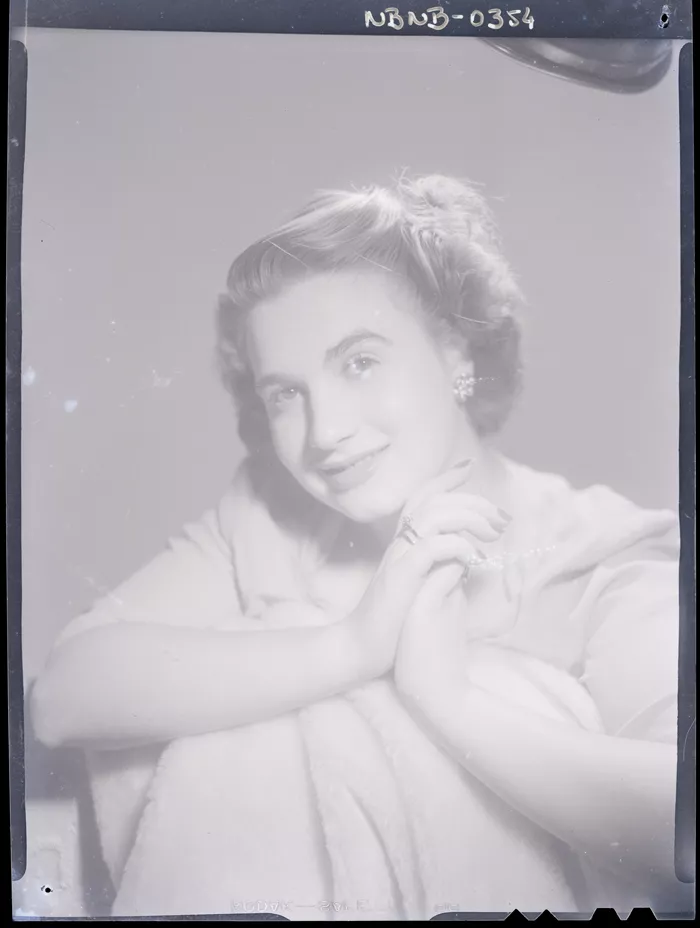 [Retrato de joven mujer]  [fotografía] Alfredo Molina Lahitte.