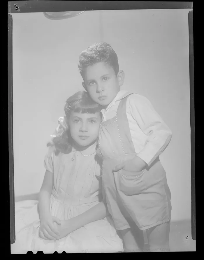 [Retrato de una niña y un niño]  [fotografía] Alfredo Molina Lahitte.