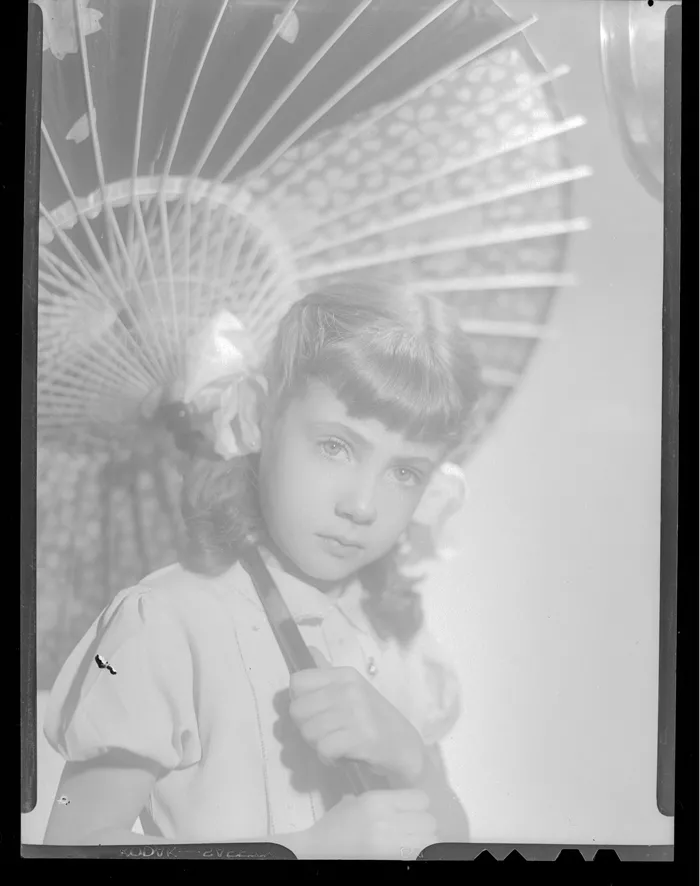 [Niña con quitasol]  [fotografía] Alfredo Molina Lahitte.