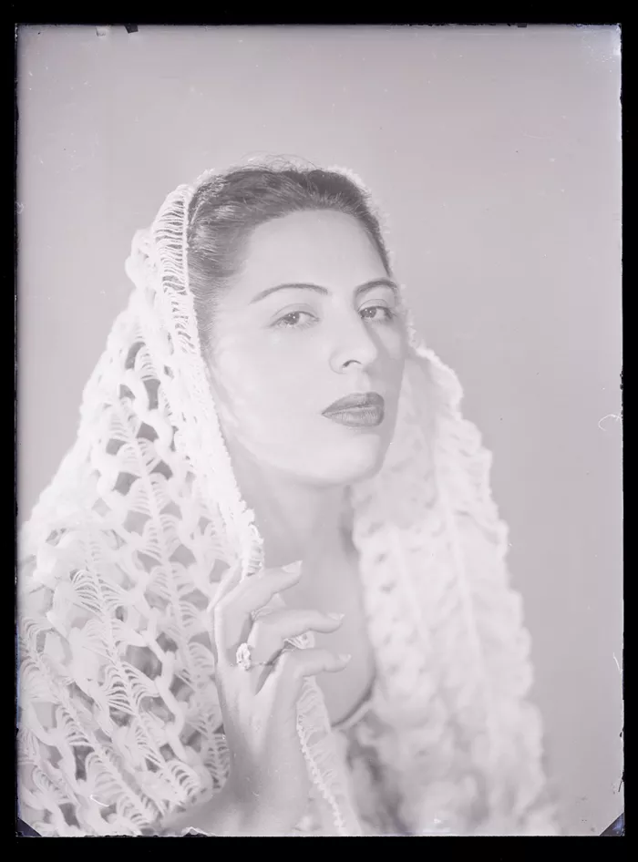 [Retrato de Mujer, cubre su cabeza con un chal]  [fotografía] Alfredo Molina Lahitte.