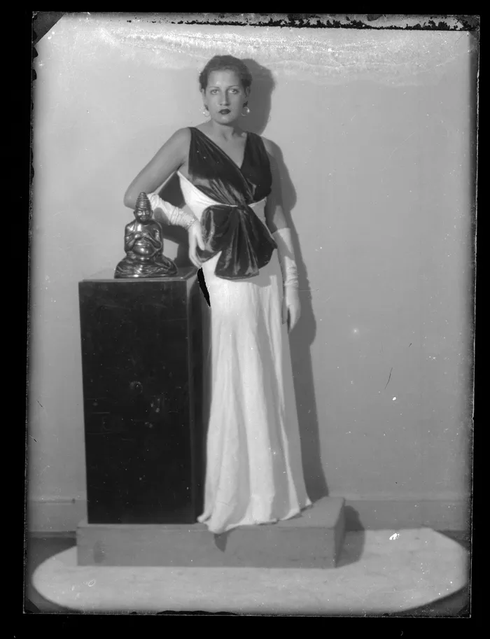 [Mujer en traje de gala]  [fotografía] Alfredo Molina Lahitte.