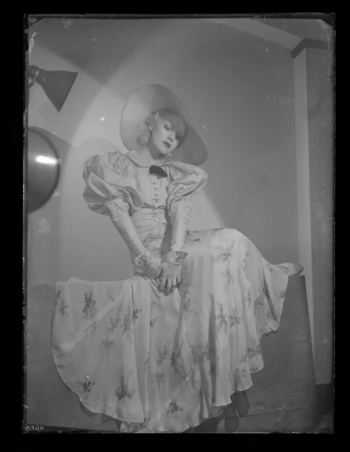 [Mujer]  [fotografía] Alfredo Molina Lahitte.
