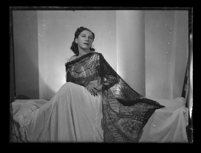 [Mujer en traje de gala]  [fotografía] Alfredo Molina Lahitte.