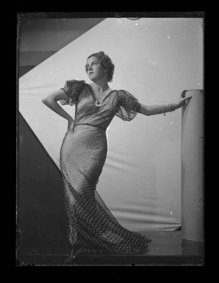 [Niña adolescente; lleva vestido largo de muselina con puntitos, adornado con broche]  [fotografía] Alfredo Molina Lahitte.