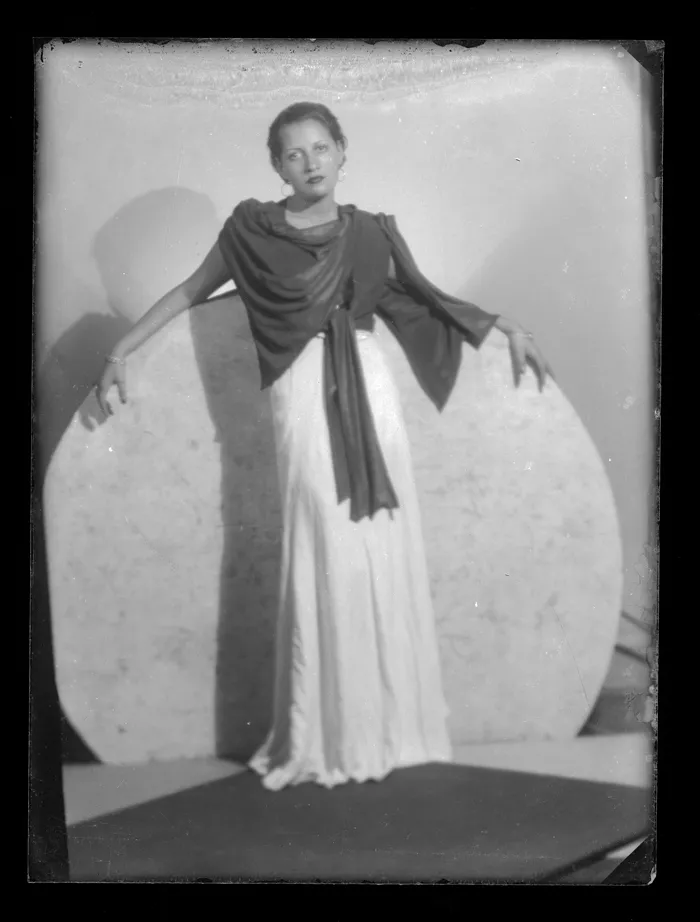 [Mujer en traje de gala]  [fotografía] Alfredo Molina Lahitte.