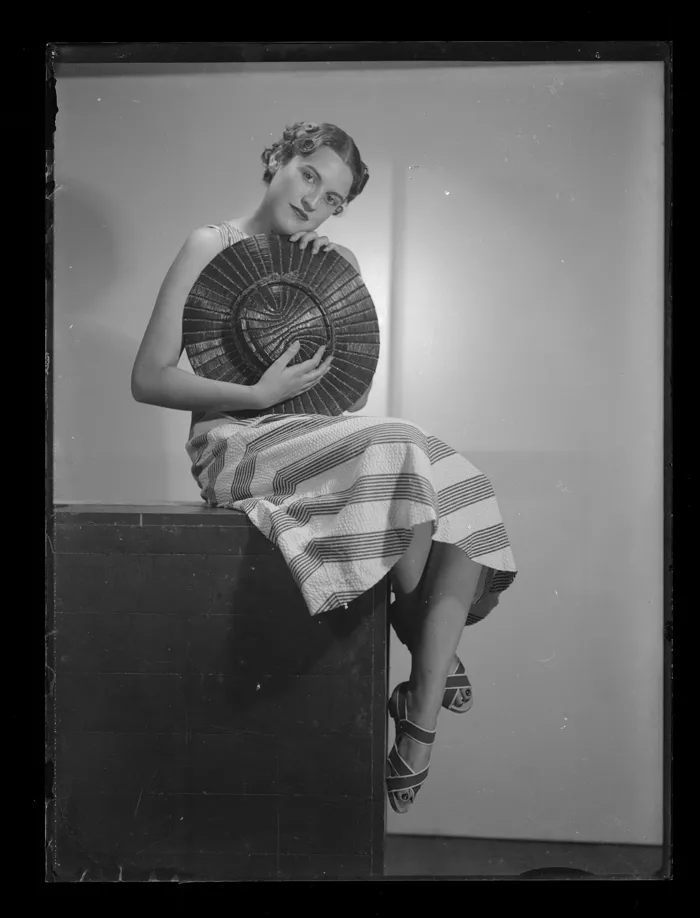 [Mujer con vestido y sandalias, sostiene un sombrero]  [fotografía] Alfredo Molina Lahitte.