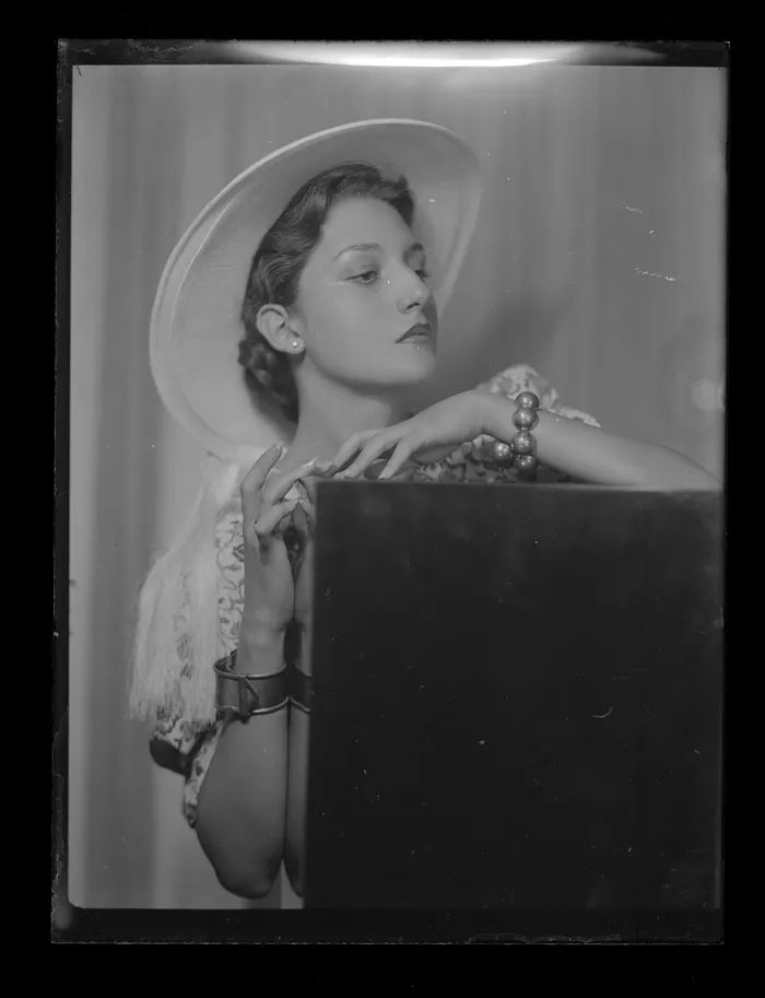 [Mujer con sombrero]  [fotografía] Alfredo Molina Lahitte.