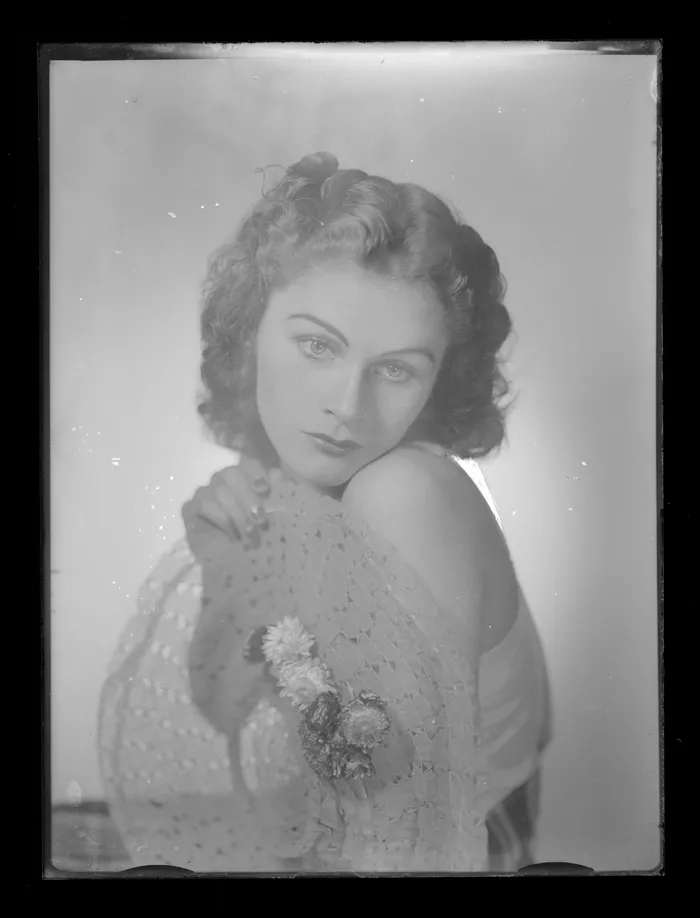 [Mujer, sostiene un sombrero de gasa]  [fotografía] Alfredo Molina Lahitte.